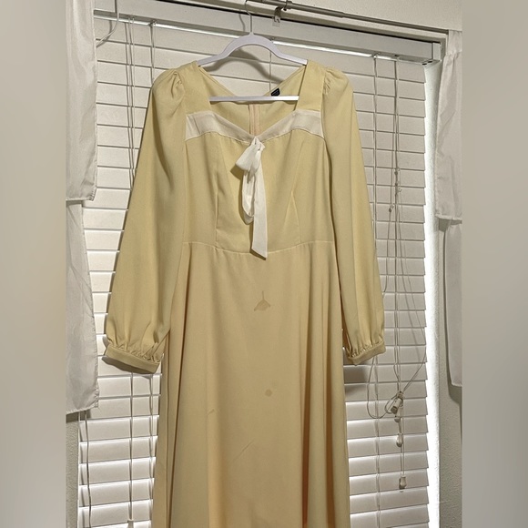 Yellow dress - Picture 2 of 8